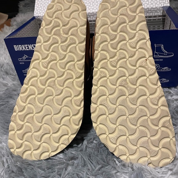 Birkenstock Tan Sandals with Gold Accents - Picture 4 of 9